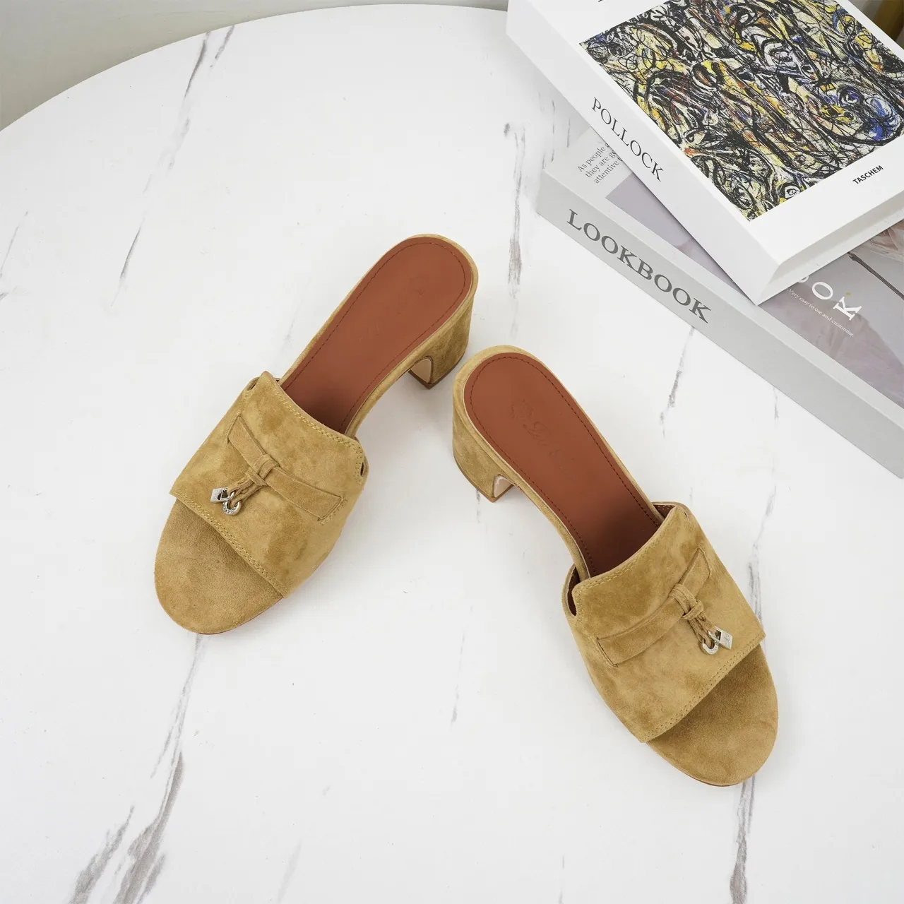 👟👟Ex-factory price 440👟👟 Genuine leather sole +30 suede sheepskin slippers with a strap decorated with Loro Piana My Charms charms and decorated with tone-on-tone stitching. Sophisticated and feminine, it pairs well with both city and resort looks. For those looking for an elegant upgrade, the summer glamor slipper is known for its slim open-back silhouette. size: 35-44 (custom-made sizes 43 and 44 are non-returnable) Upper: imported suede sheep leather (sheep), cowhide ostrich pattern, cowhide snake pattern Lining: imported high-grade mixed sheep silk Heel height: 5.5CM
